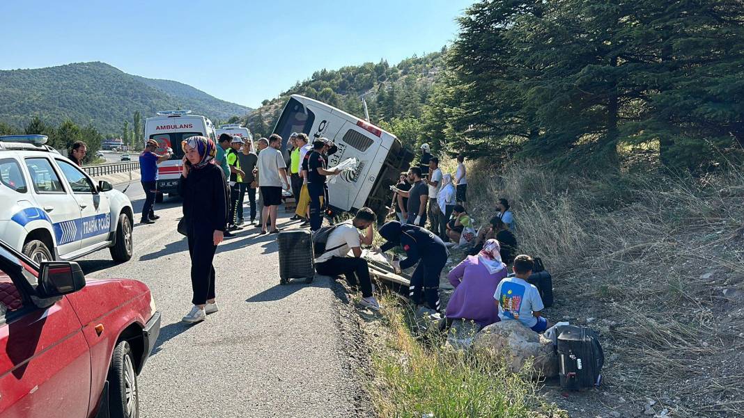 Kütahya’da yolcu otobüsü devrildi! Yaralılar var… 6